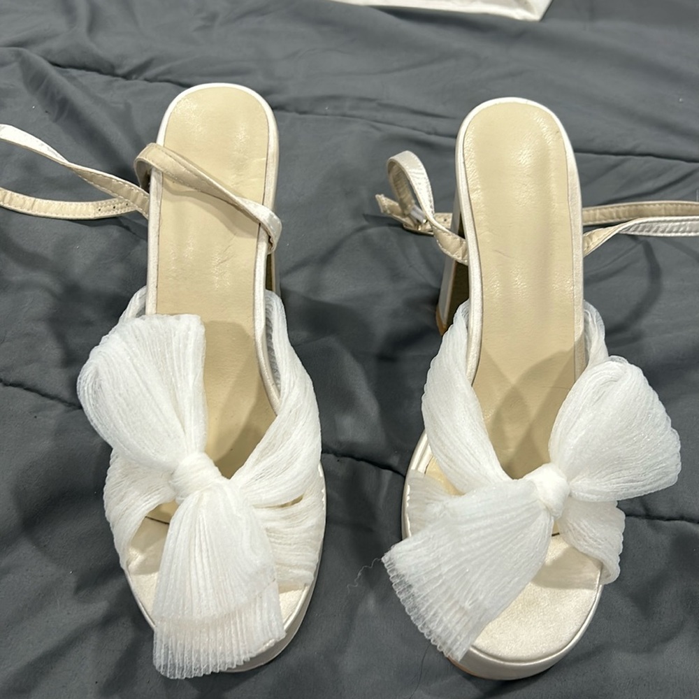 Bow heels